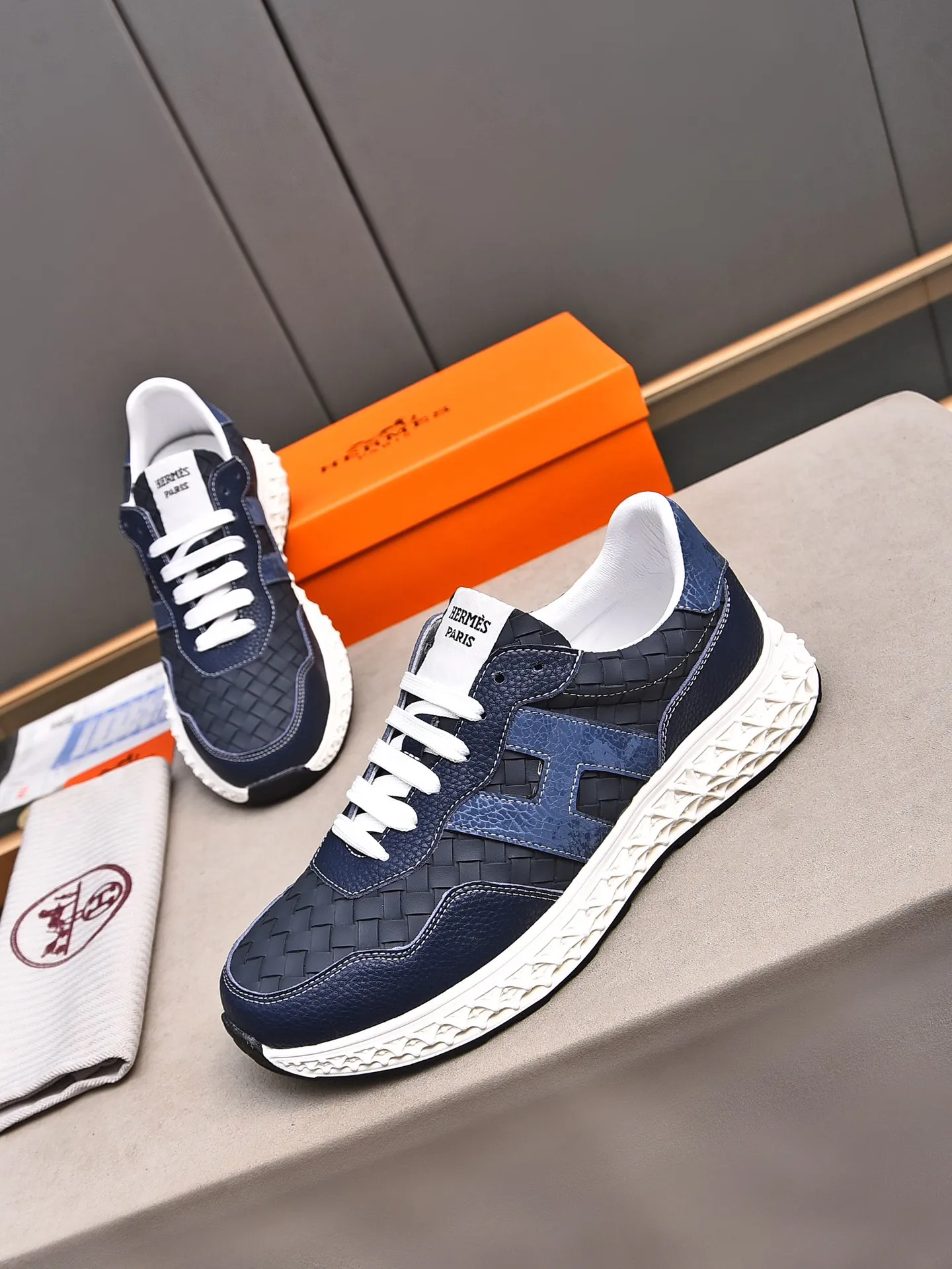📛📛📛Men's Shoes💰P420 (Hermes)🆕Men's color-blocked sneakers, decorated with textured calfskin details. Spliced ​​with original cowhide, this shoe draws inspiration from the equestrian world, integrating technical details and practical functions. Breathable mesh, original combination outsole, high-end quality, every detail is perfectly combined! Size: 38-44 (45 can be customized)
